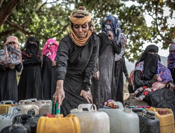 Suad Hassan samler vand i en dunk. Al-Malika campen, Yemen.