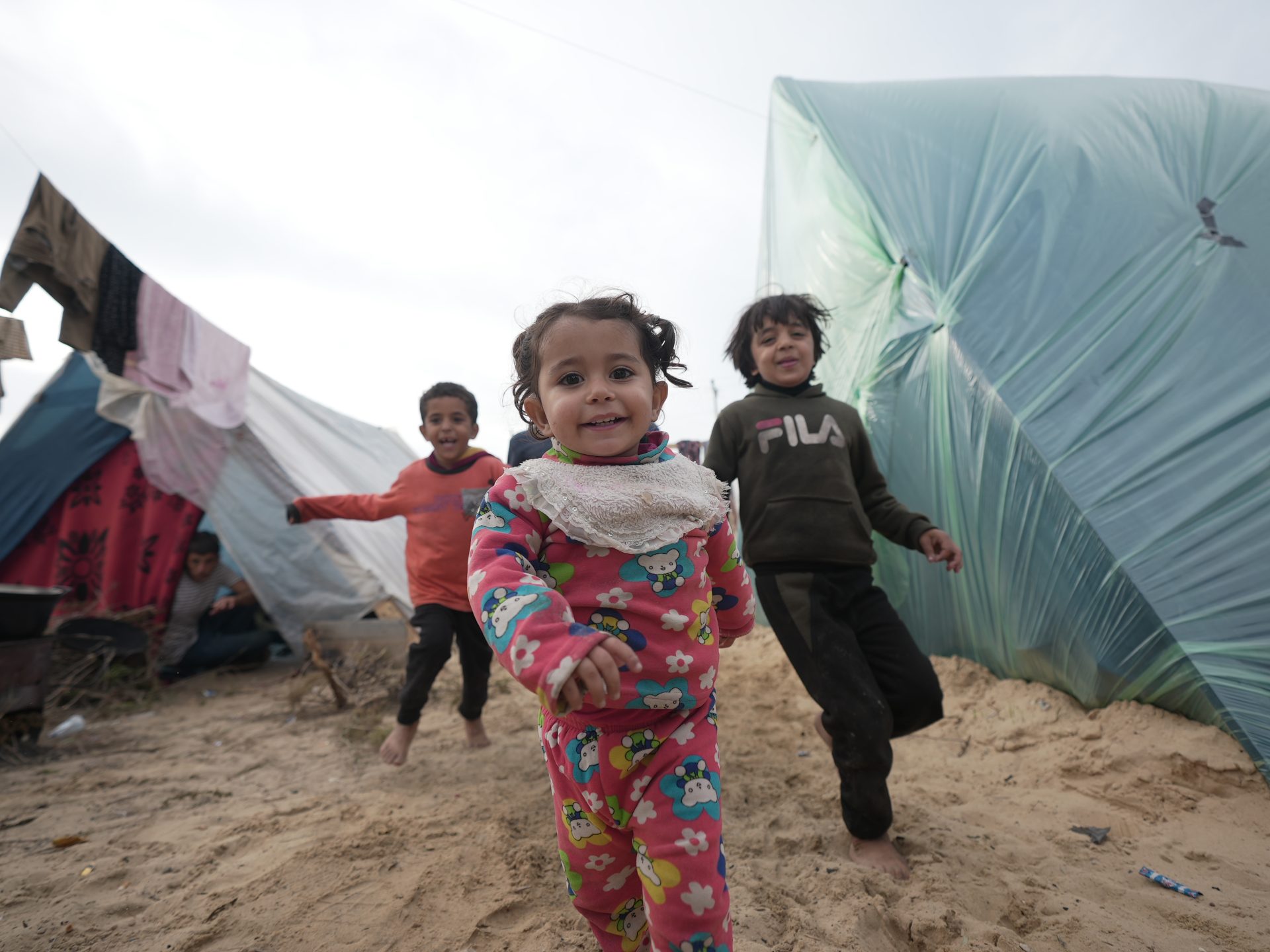 Børn leger i teltlejr, Gaza