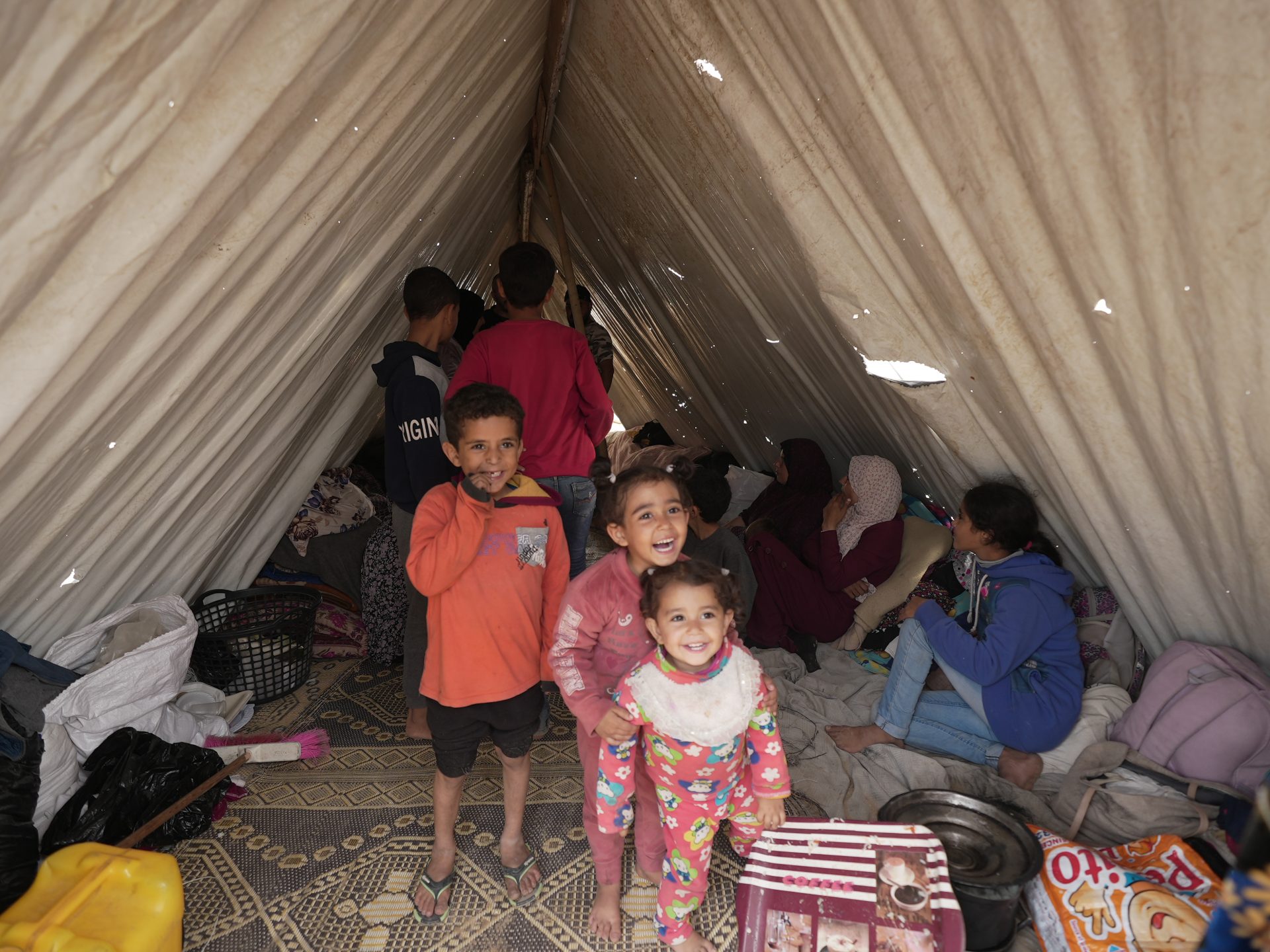 Børn og voksne i telt, Gaza