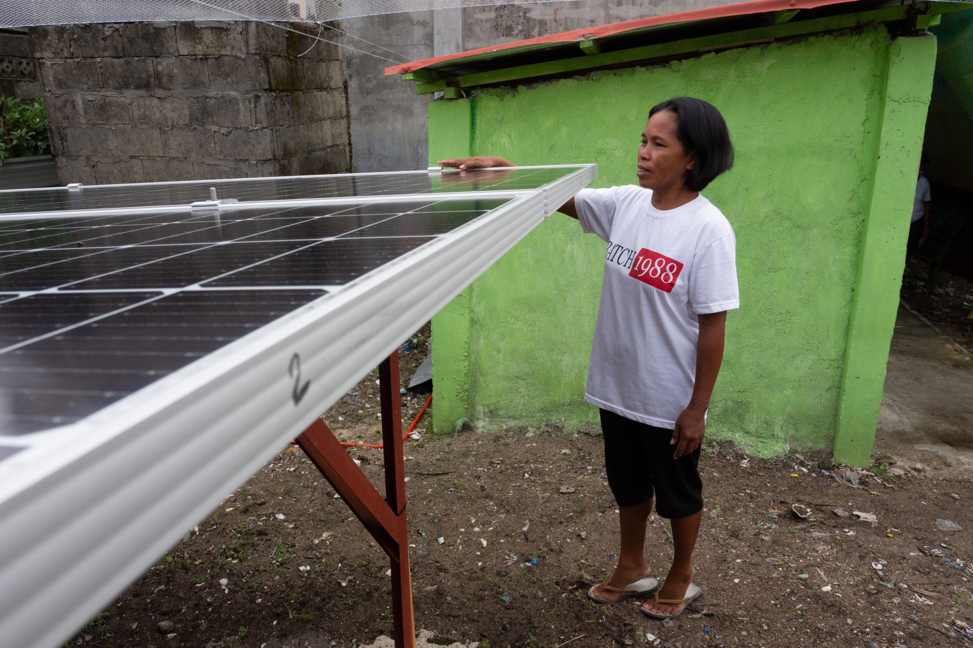 Kvinde ved solcelle, Filippinerne 2022