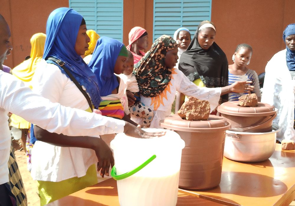 En gruppe kvinder producerer yoghurt i Burkina Faso