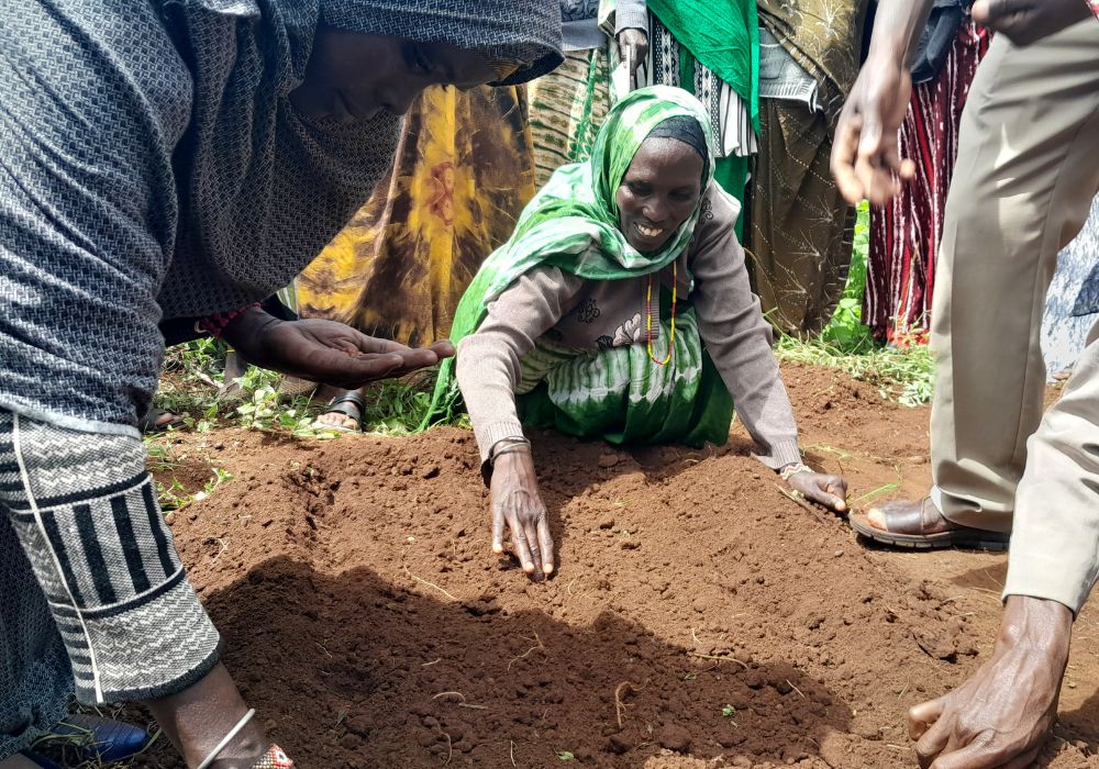 En kvinde dyrker jorden i Kenya