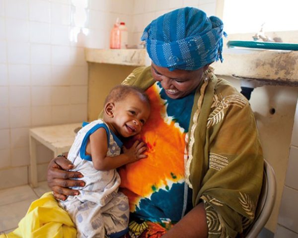 Kvinde med spædbarn på sundhedscenter i Niger