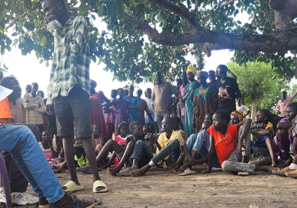 En gruppe mennesker under et træ, Sydsudan