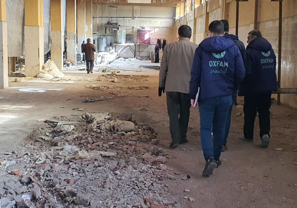 En gruppe mennesker i et bageri under opbygning i Syrien