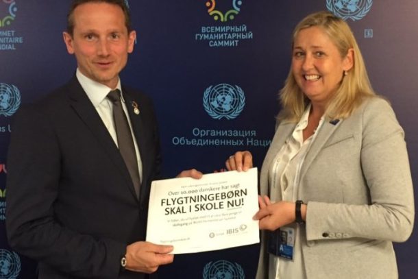 Helle Gudmandsen overrækker 10.000 underskrifter til udenrigsminister Kristian Jensen med budskabet "Flygtningebørn skal i skole nu".