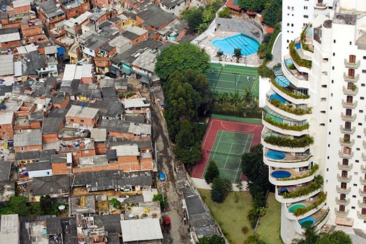 Beboerne i slumkvarteret Favela de Paraisopolis i Brasilien har hver dag udsigt til luksuslejlighederne i nabobebyggelsen.