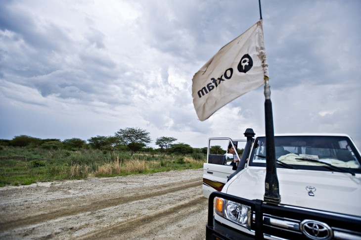 Bil på landevej med Oxfam-flag