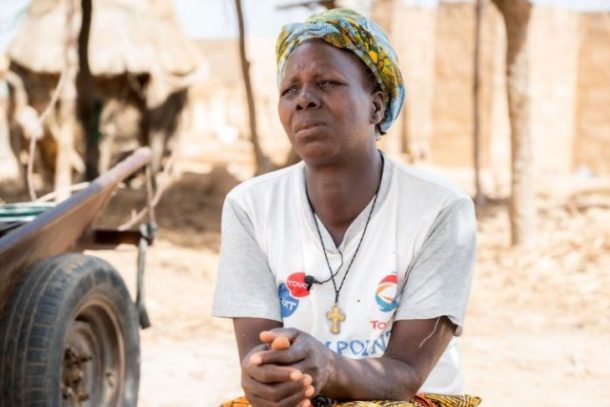 Sult i Sahel-regionen - kvinde foran bygninger