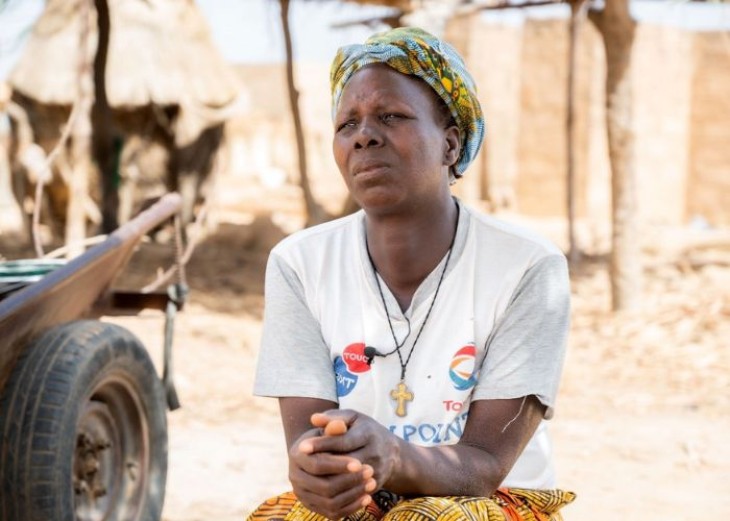 Sult i Sahel-regionen - kvinde foran bygninger