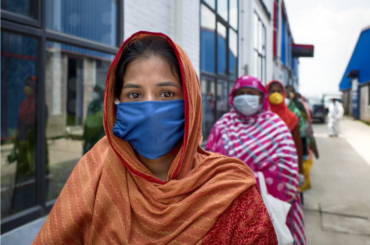 Tørklædeklædt kvinde med mundbind under COVID-19 pandemien