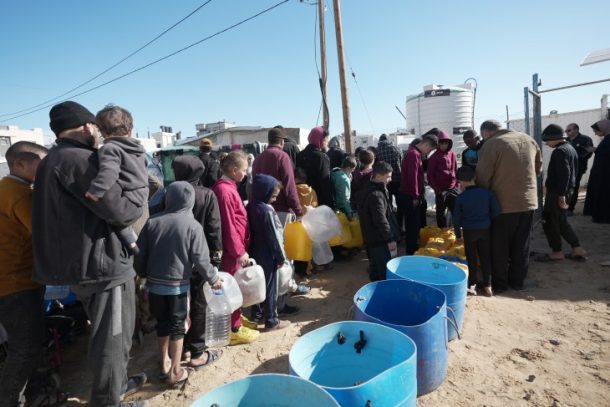 Fordrevne mennesker i Rafah i det sydlige Gaza ved afsaltningsanlæg til rent drikkevand
