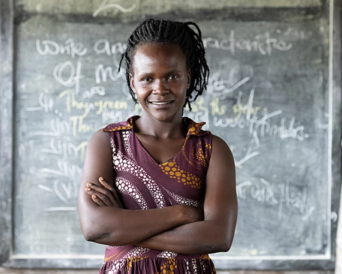 Kvinde står foran tavle, Uganda