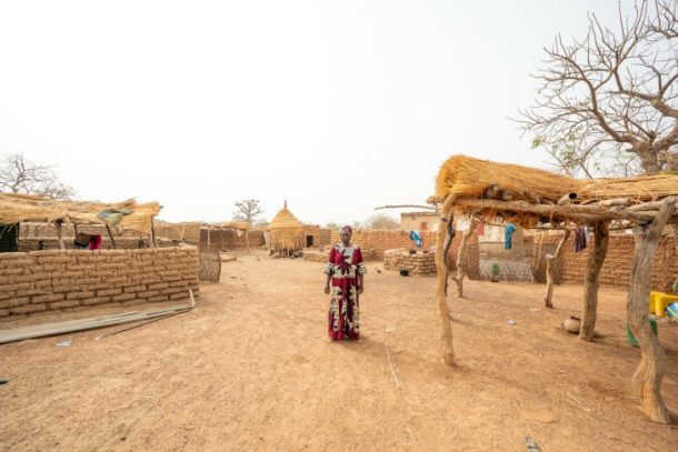 Kvinde i landsby, tørke