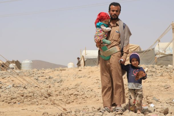 Mofadal og hans børn i teltlejr i Yemen