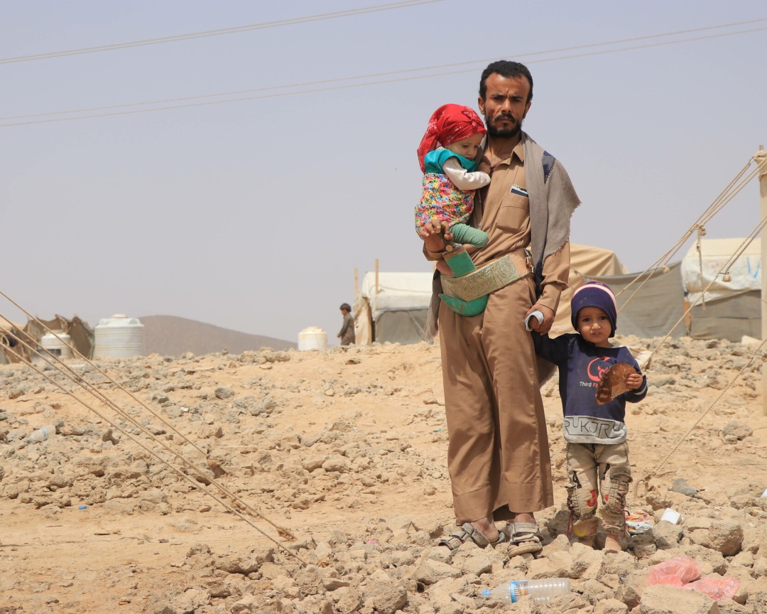 Mofadal og hans børn i teltlejr i Yemen