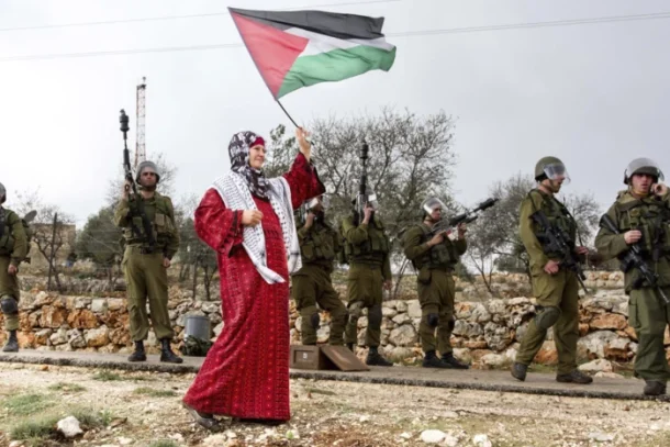 Palæstinensisk kvinde med flag