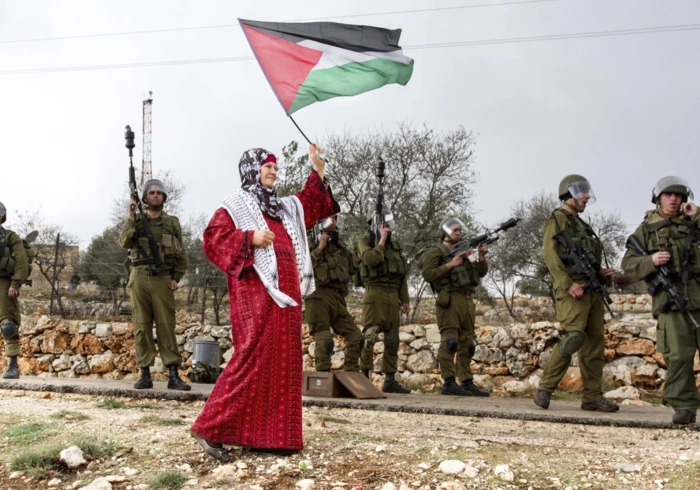 Palæstinensisk kvinde med flag