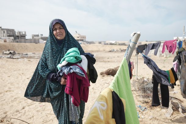 Muna ordner vasketøj, Al Mawasi (Palæstina)