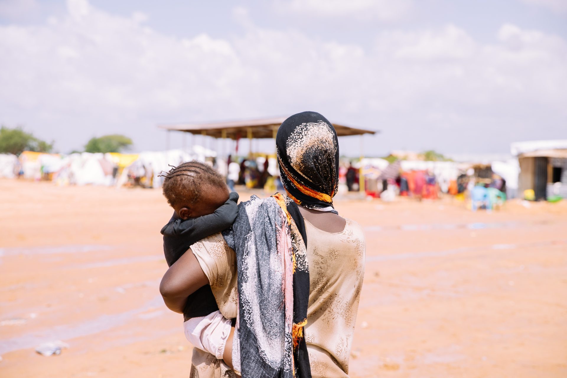 Fatuma Salat Shoromed sit barn i Ziwani IDP-lejren.