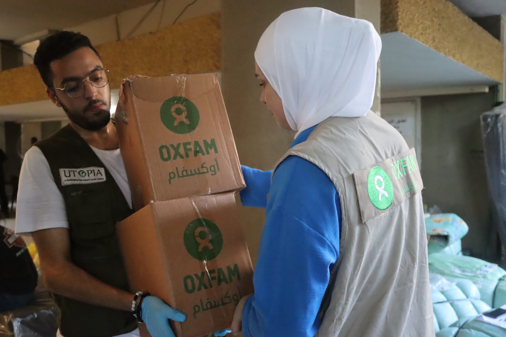 Oxfam og partnere uddeler hygiejnepakker med menstruationsartikler i et fælles nødherberg for fordrevne i det nordlige Libanon.
