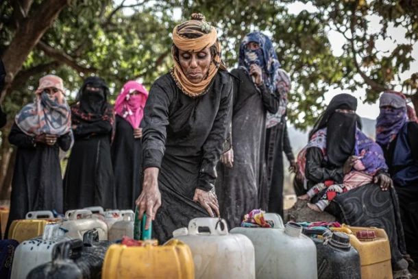 Suad Hassan samler vand i en dunk. Al-Malika campen, Yemen.