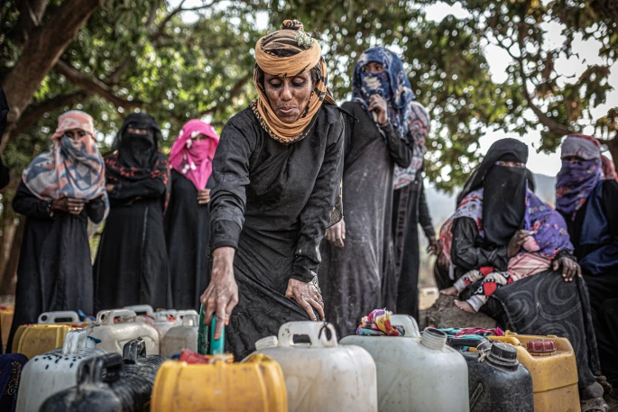 Suad Hassan samler vand i en dunk. Al-Malika campen, Yemen.