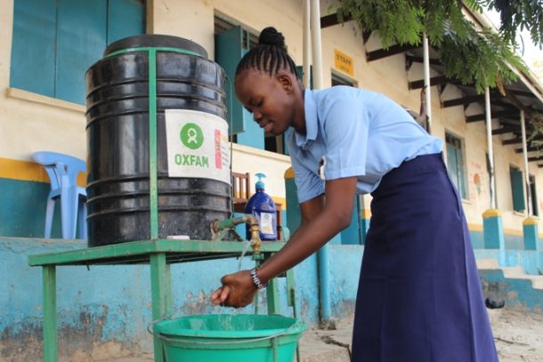 Kvinde tapper vand fra spand, Sydsudan