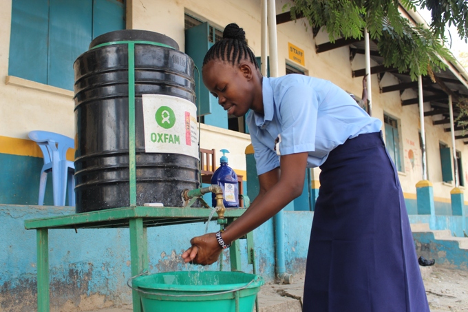 Kvinde tapper vand fra spand, Sydsudan