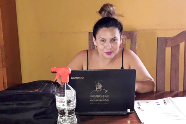 Kvinde bag laptop, Riberalta, Bolivia