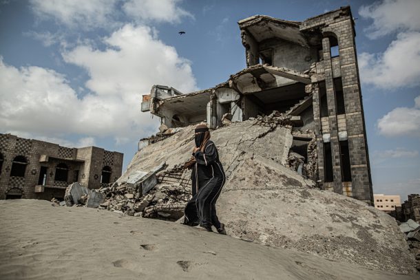 Kvinde foran ruiner i Arish, Egypten 2021