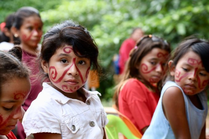 Skolebørn med ansigtsmaling. Colombia