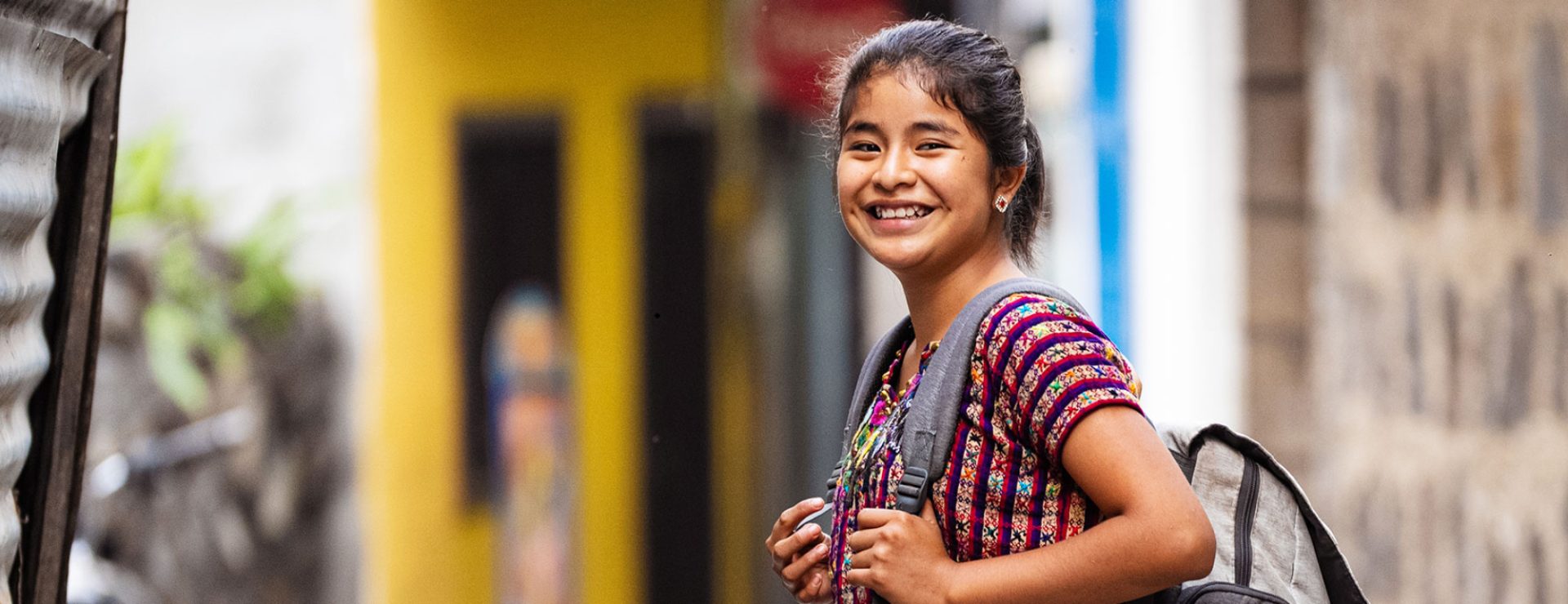Pige med skoletaske, Guatemala