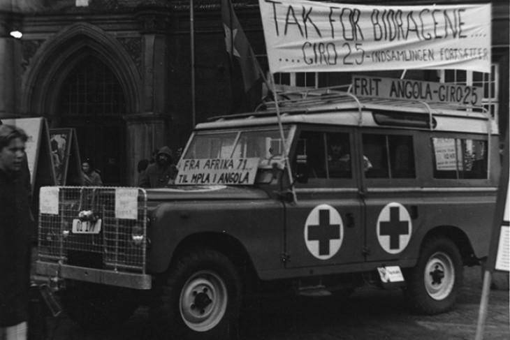 Land Rover med Røde Kors skilte fra 60'erne i sort/hvid