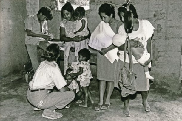 Sygeplejerske Bente Strager taler med de nye mødre i landsbyen La Sapera, Nicaragua, 1989