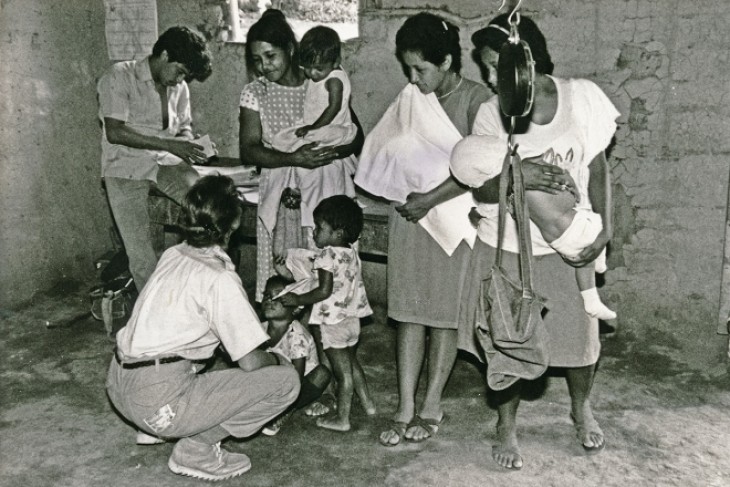 Sygeplejerske Bente Strager taler med de nye mødre i landsbyen La Sapera, Nicaragua, 1989
