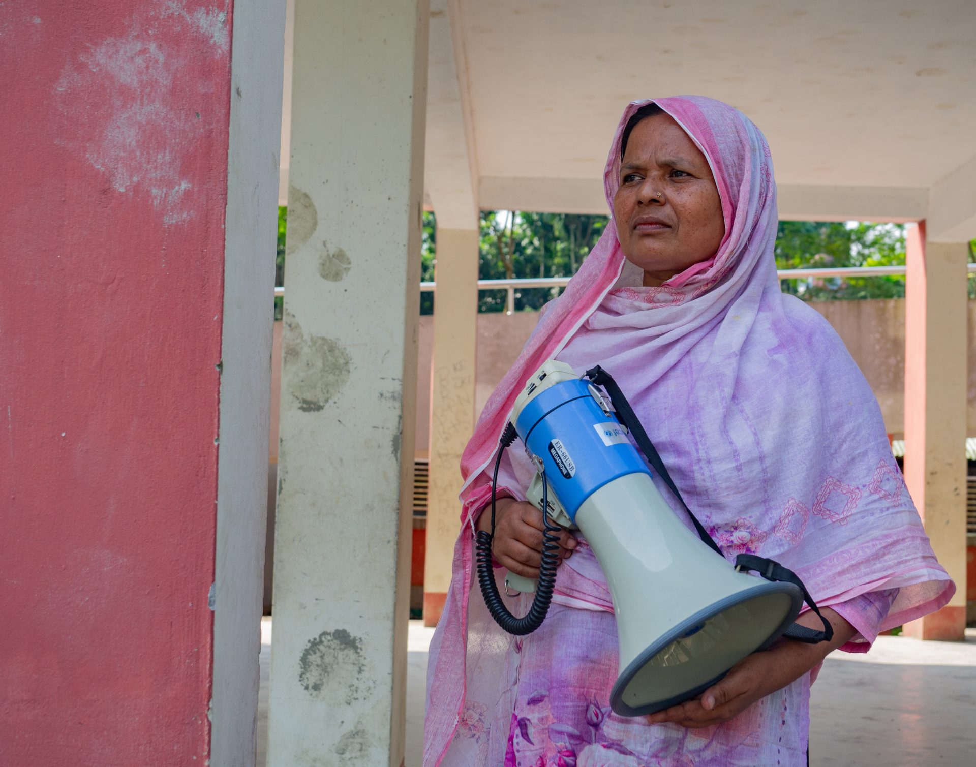 Kvinde med megafon, Bangladesh