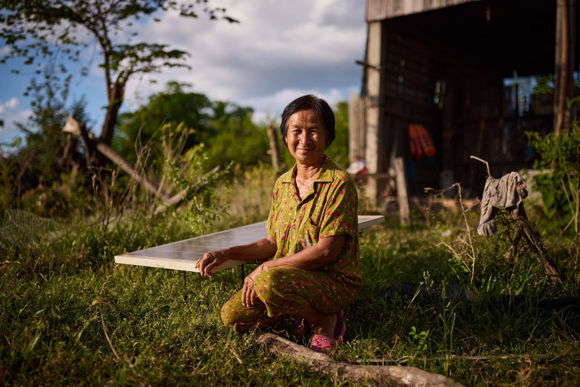 Kvinde ved siden af solcelle, Cambodia 2023