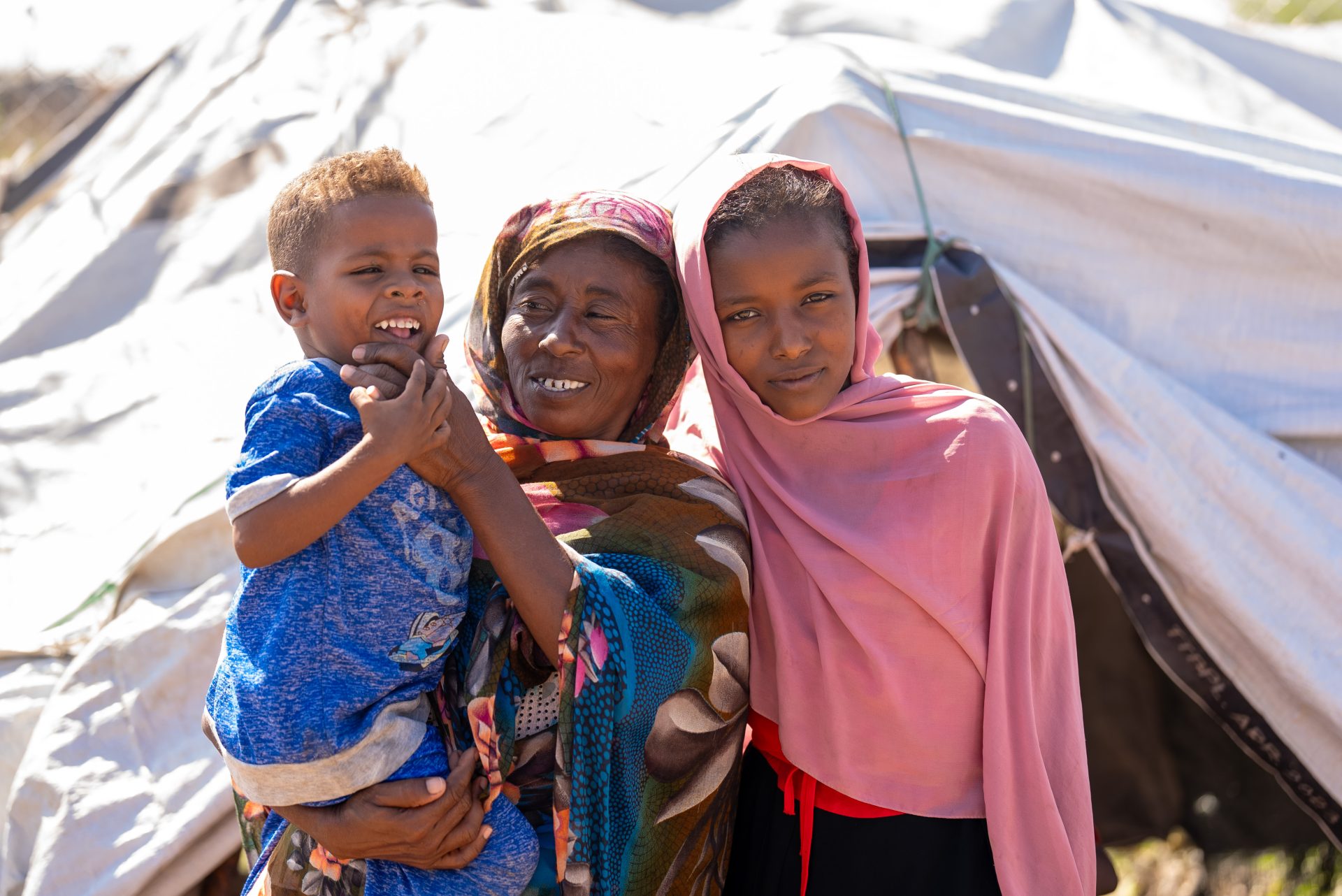 Kvinder og børn foran telt, REnk, Sydsudan