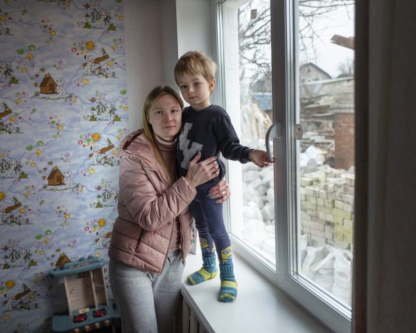 Ana Gendmalo og hendes søn Serhiy i deres hjem i Ukraine 2023