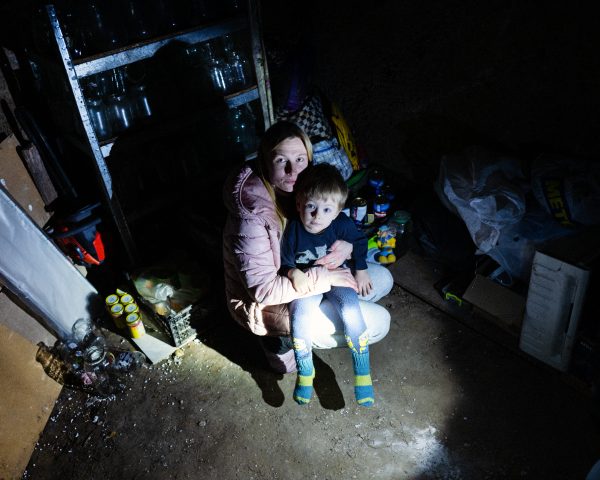 Ana og hendes søn i deres kælder, Ukraine 2023