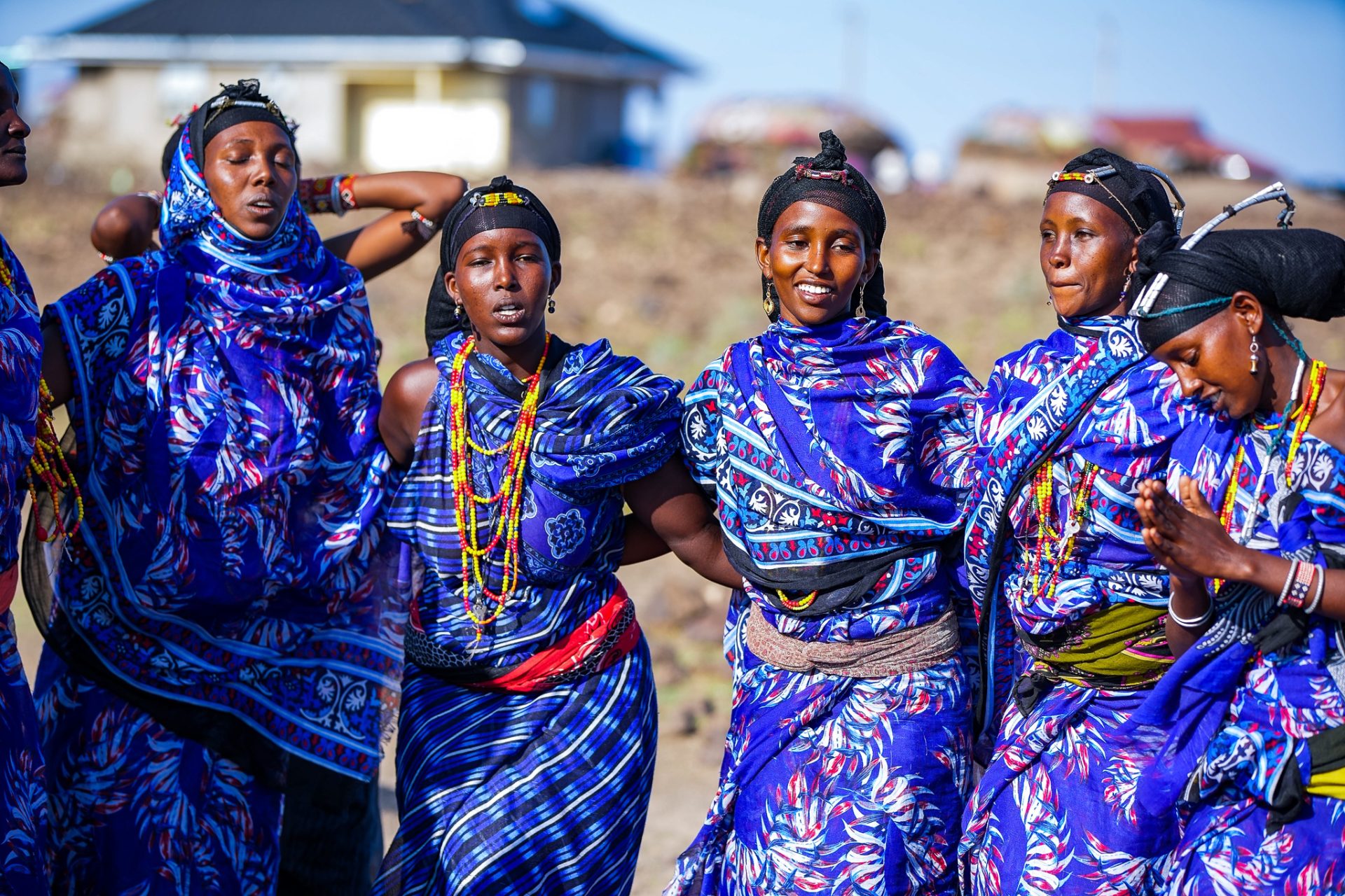 Kvinder i blå dragter, Kenya 2024