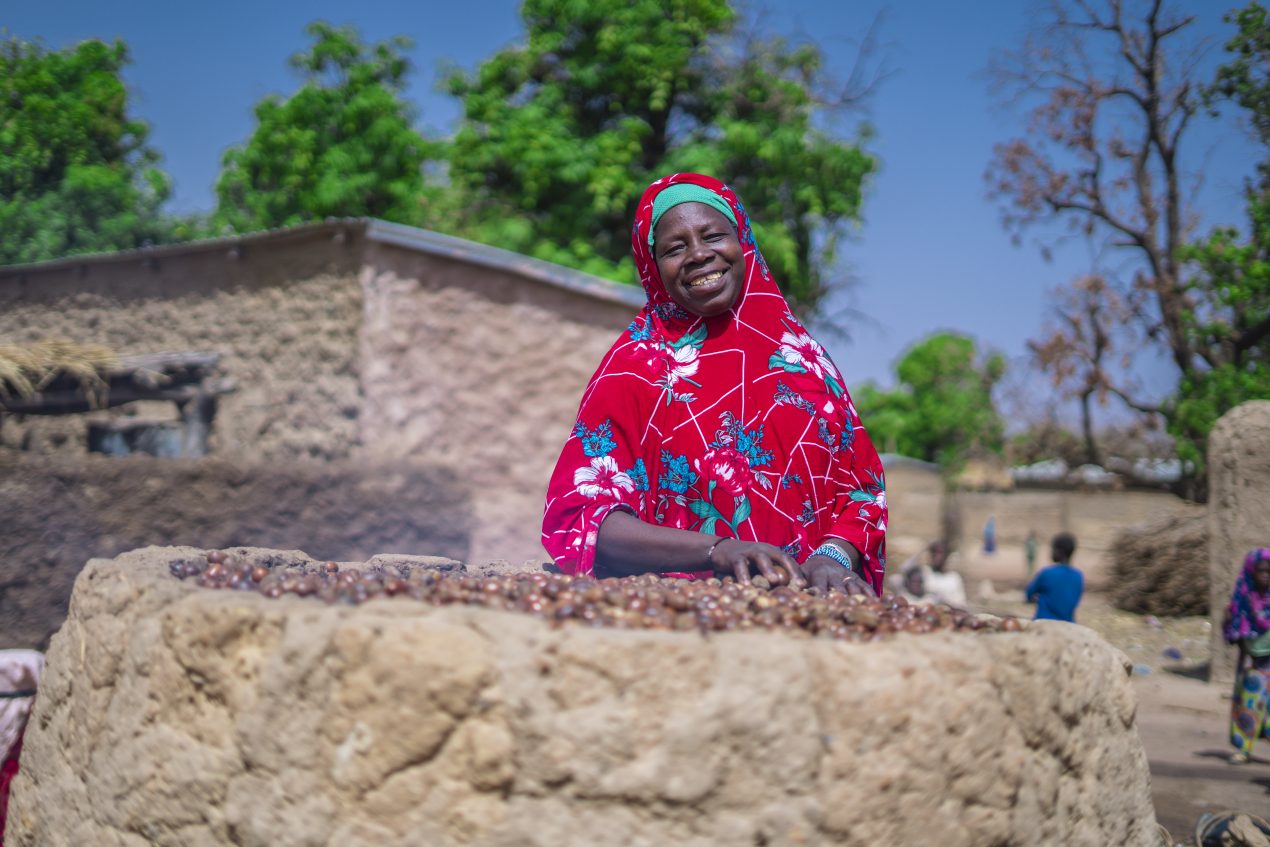 Mariam er en del af et kooperativ, der fremstiller forbedrede madlavningsbålsteder - Mali