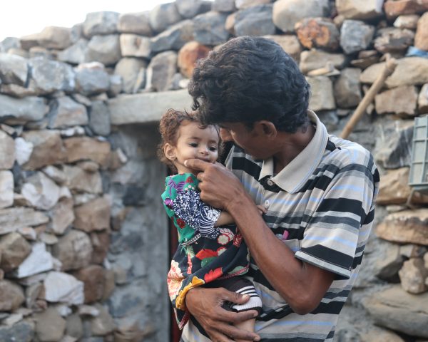 Ali med sit barn, Hajjah, Yemen