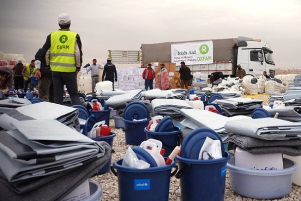 Uddeling af tæpper i lejr i Mosul