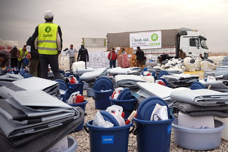 Uddeling af tæpper i lejr i Mosul