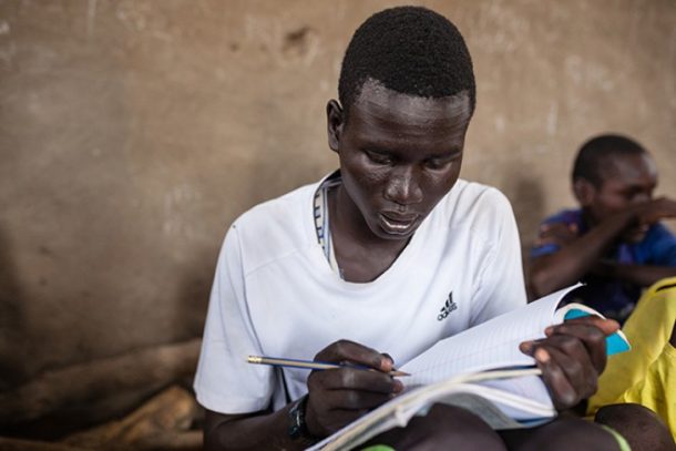 Før var 16-årige Steven Gai Julen i krig - nu sidder han i skolen og skriver i sit kladdehæfte.
