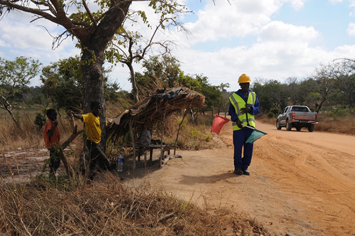Mænd ved vej i Dlgado området i Mozambique