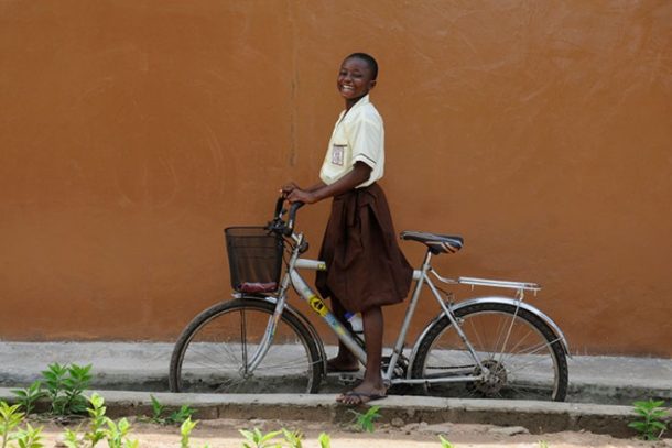 Pige foran Junior High i Salwa, Ghana