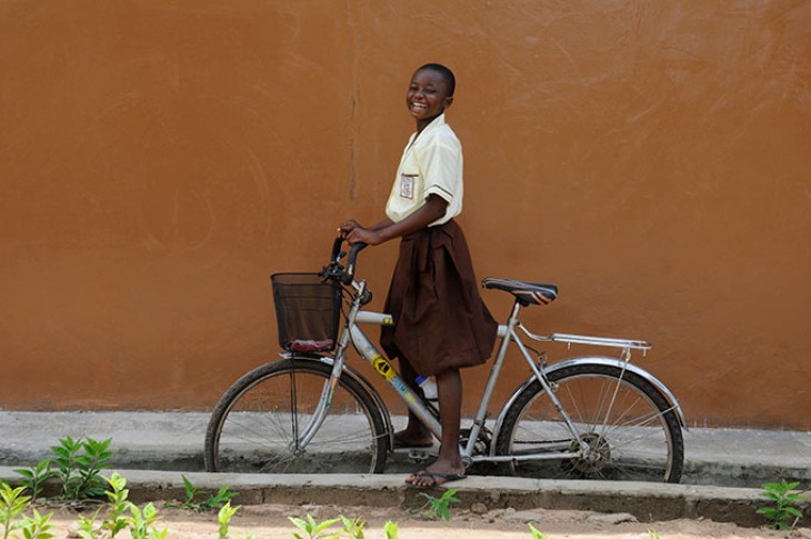 Pige foran Junior High i Salwa, Ghana